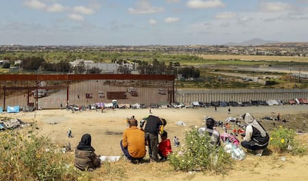 Migrantes en la frontera entre México y Estados Unidos. Foto: EFE.