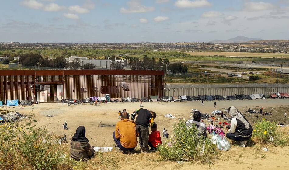 Migrantes en la frontera entre México y Estados Unidos. Foto: EFE.