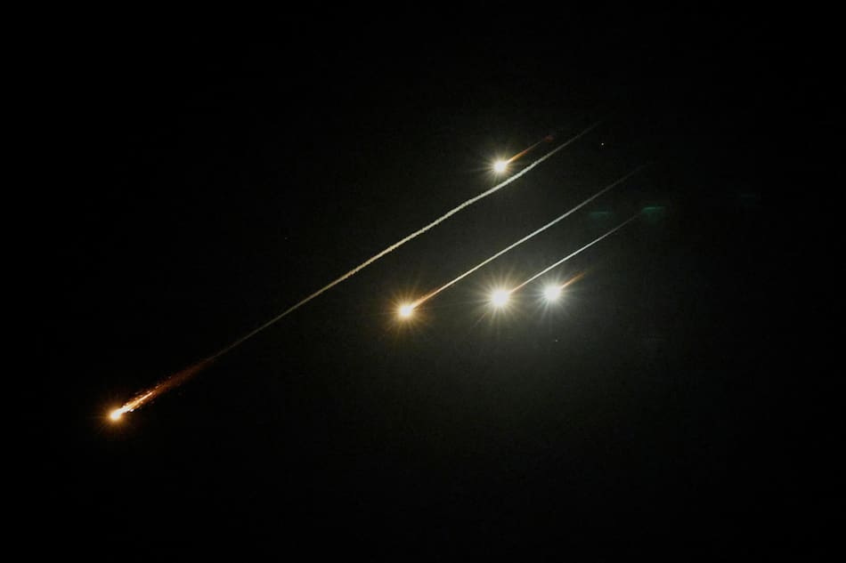 Misiles de Irán caen en Israel. Foto: Reuters/Amir Cohen