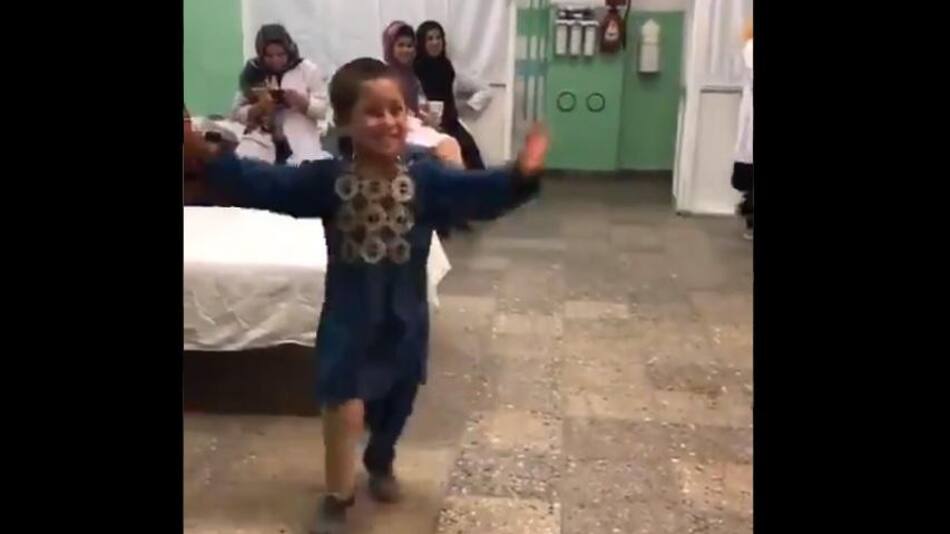 Niño afgano que vuelve a bailar tras recibir pierna ortopédica