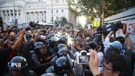 Incidentes en las afueras del Congreso. Foto: NA
