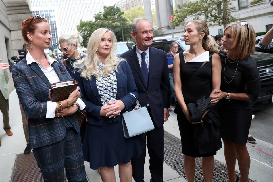 Virginia Giuffre junto a Annie Farmer, dos denunciantes de Jeffrey Epstein. REUTERS/Shannon Stapleton