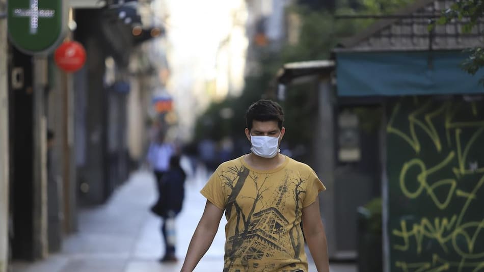 Coronavirus en Argentina, Catamarca, La Rioja y Jujuy con barbijos, gente caminando en la calle, NA
