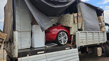 Descubren un BMW valuado en 96 millones escondido en un flete de mudanza