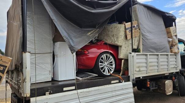 Descubren un BMW valuado en 96 millones escondido en un flete de mudanza