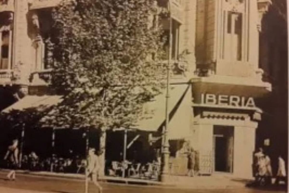 En plena Avenida de Mayo, el Bar Iberia guarda una historia única: allí la Guerra Civil española también se discutió, se lloró y hasta se peleó