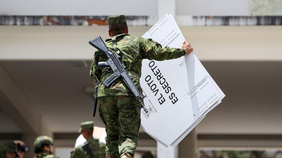 Votación del referéndum en Ecuador. Foto: EFE.