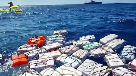 Cocaína flotando en el mar de Sicilia. Foto Captura Reuters.