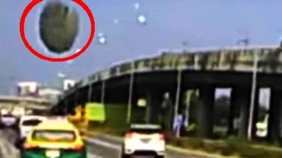 YouTube insólito cayó un objeto desde el cielo y casi aplasta su vehículo en medio de la carretera