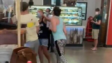 Captura de video de mujer tosiéndole a otra, video