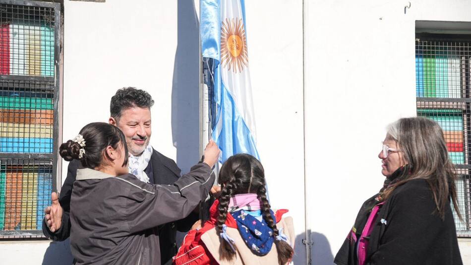 Gustavo Menéndez presenció distintos actos del 9 de julio en colegios de Merlo.
