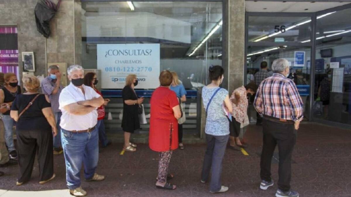 Jubilados, pensionados, cola en banco, sistema previsional, NA