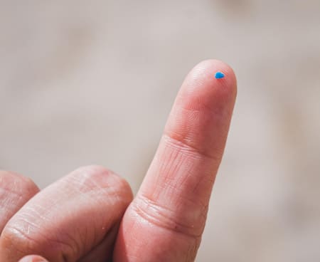 Una persona muestra un trozo de microplástico. EFE/ Cote Villegas