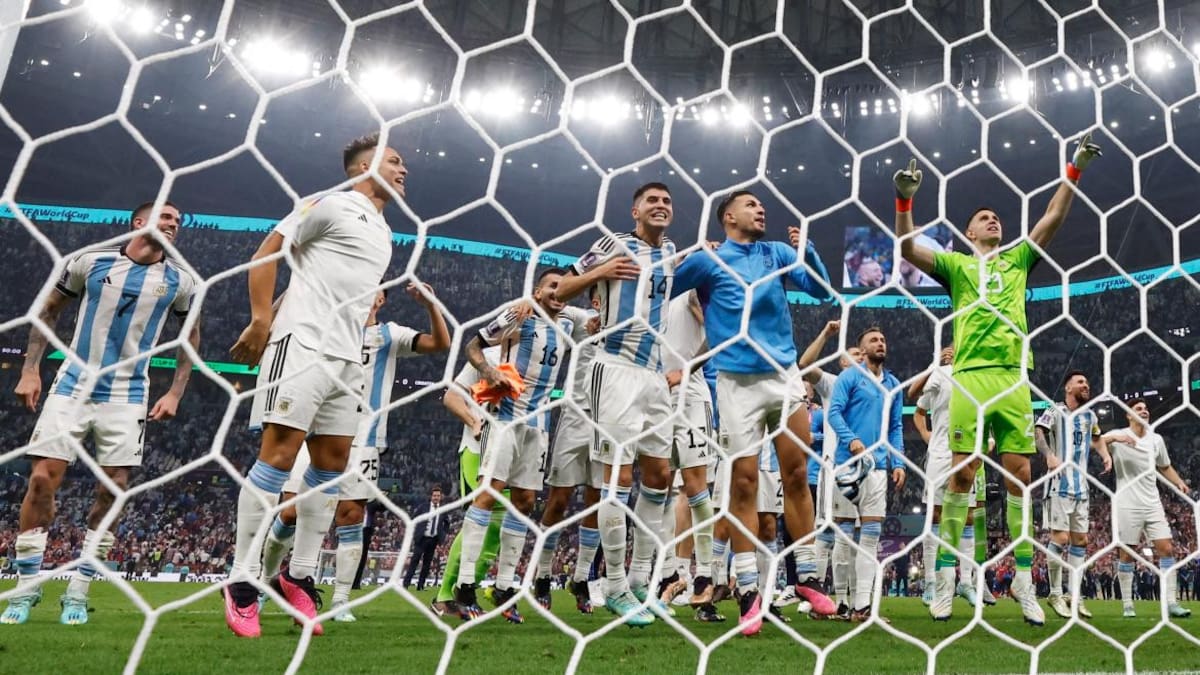 Festejos de la Selección argentina tras el pase a la final del Mundial de Qatar. Foto: NA.