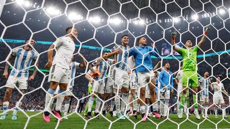 Festejos de la Selección argentina tras el pase a la final del Mundial de Qatar. Foto: NA.