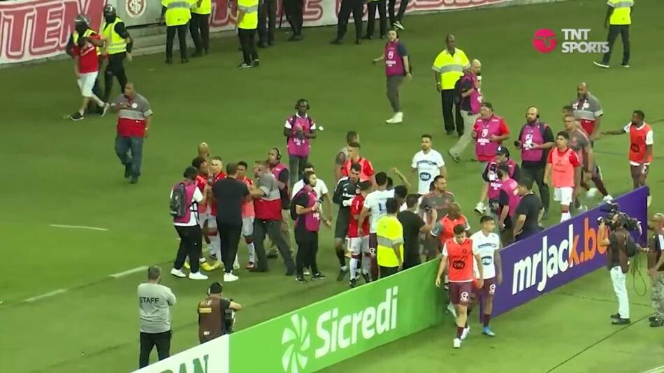 La policía separando a los jugadores. Foto captura TNT sports.
