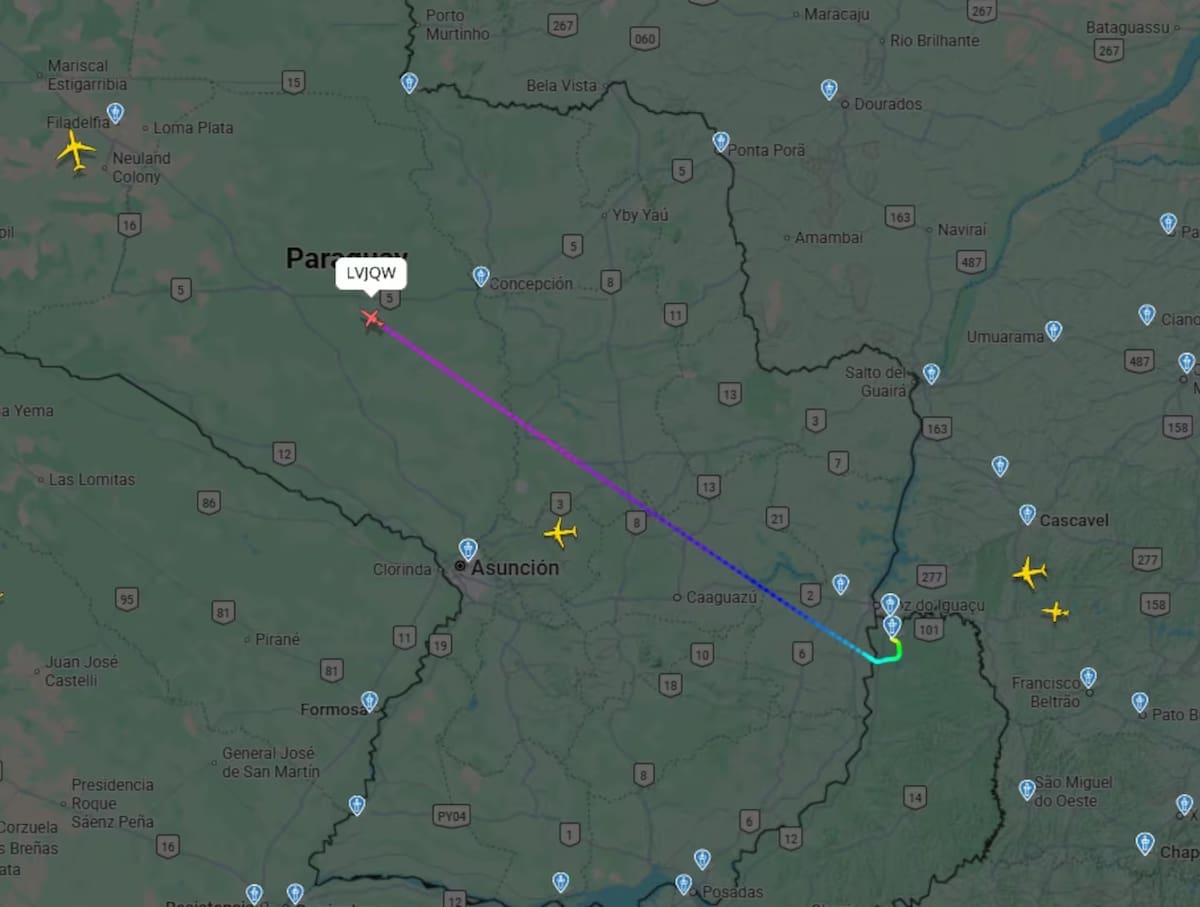 Un avión privado despegó a la medianoche desde el aeropuerto de Puerto Iguazú.