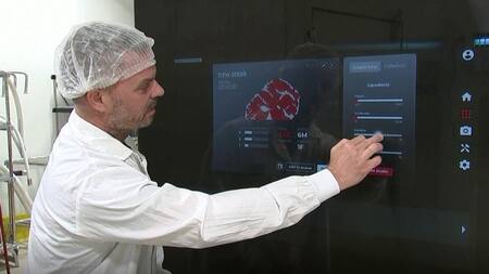 El CEO de Redefine Meat muestra cómo se diseña un bistec. Foto: Reuters.