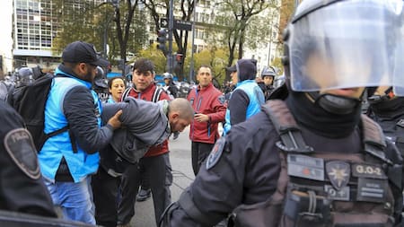 Incidentes en acampe frente al ministerio de Desarrollo social, protesta agrupaciones sociales, NA
