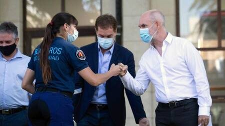 Horacio Rodríguez Larreta junto a una policía, reconocimiento a mujeres de los Cuerpos Uniformados del Sistema Integral de Seguridad Pública, Día de la Mujer, NA