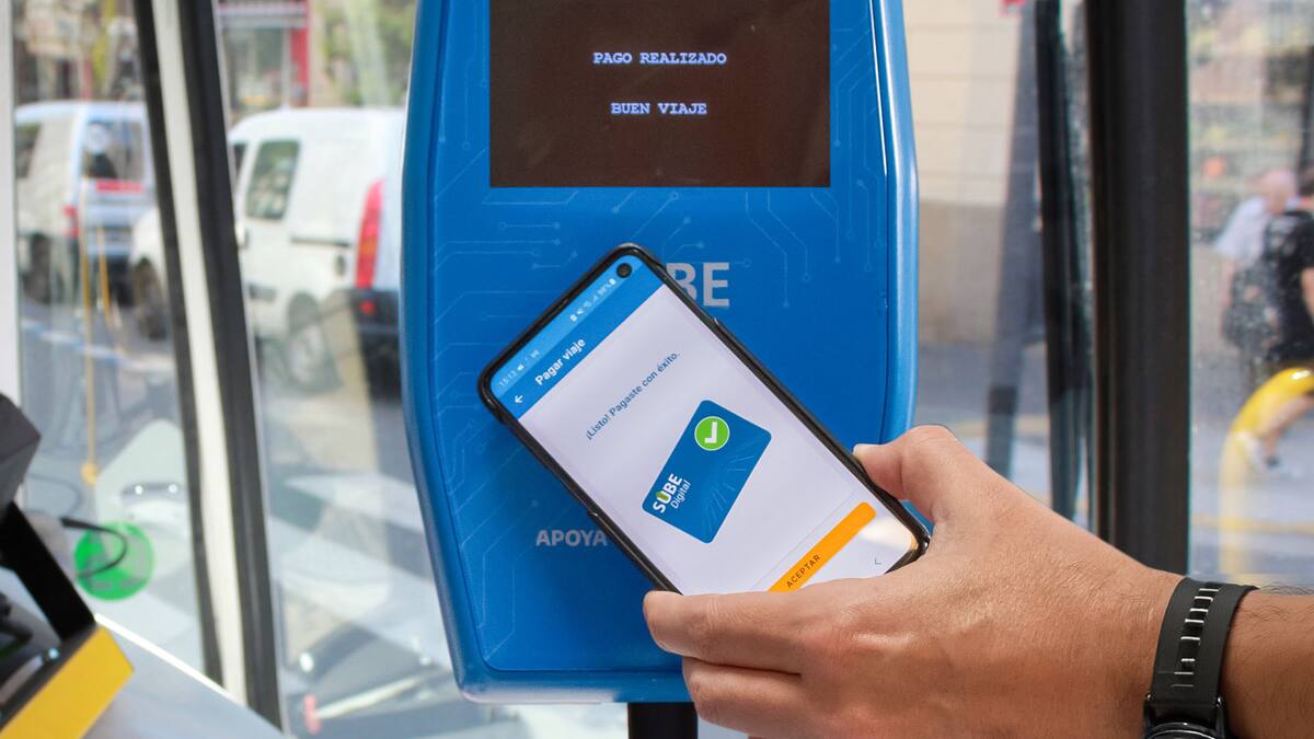 Las billeteras virtuales permiten pagar tus viajes en transporte público.