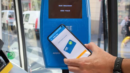 Ahorro en transporte público: qué billetera virtual ofrece 100% de reintegro en colectivos y trenes de Buenos Aires