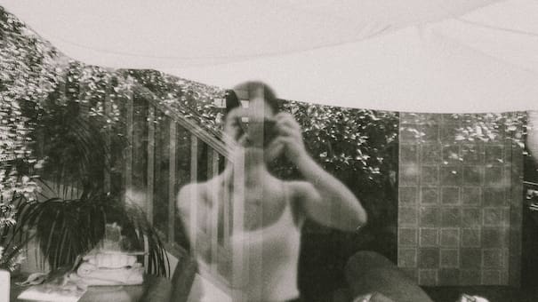 La melancolía según el horóscopo chino: los 3 signos que viven atrapados en el pasado