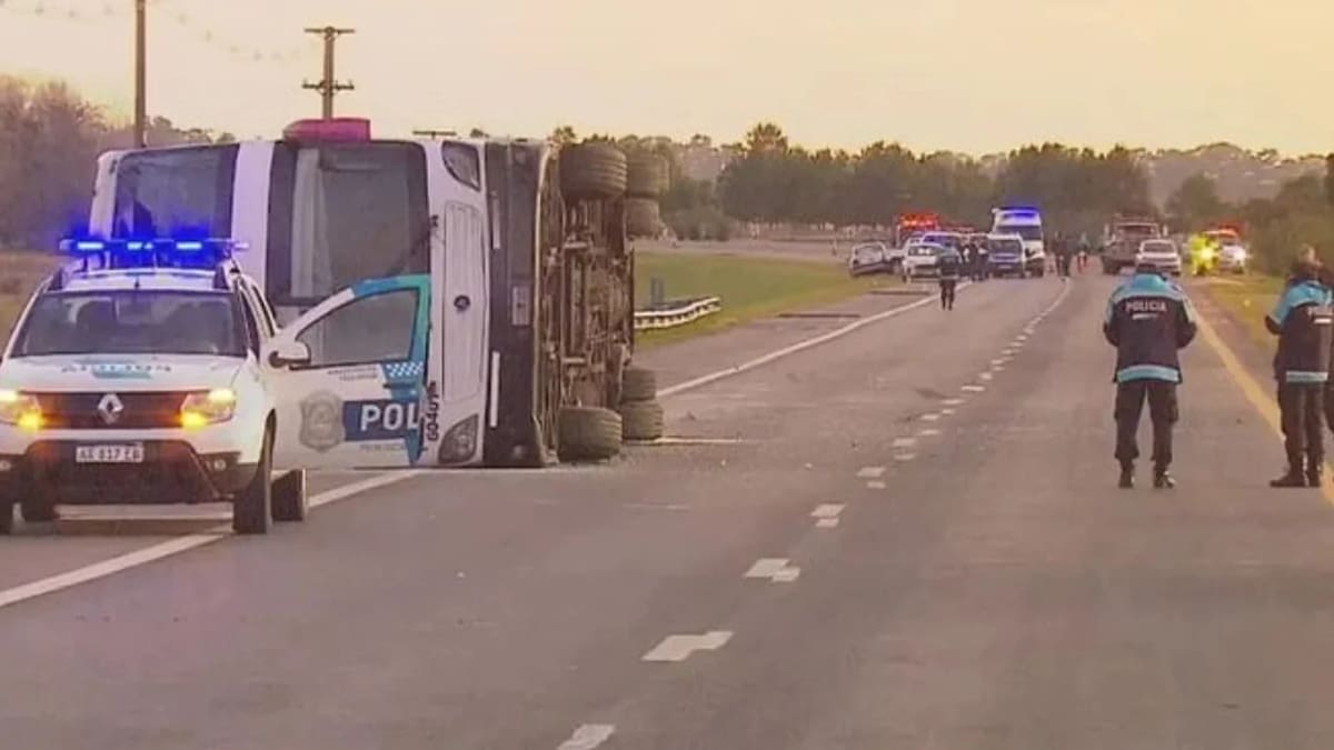 Vuelco del micro en Ruta 2. Foto: NA.