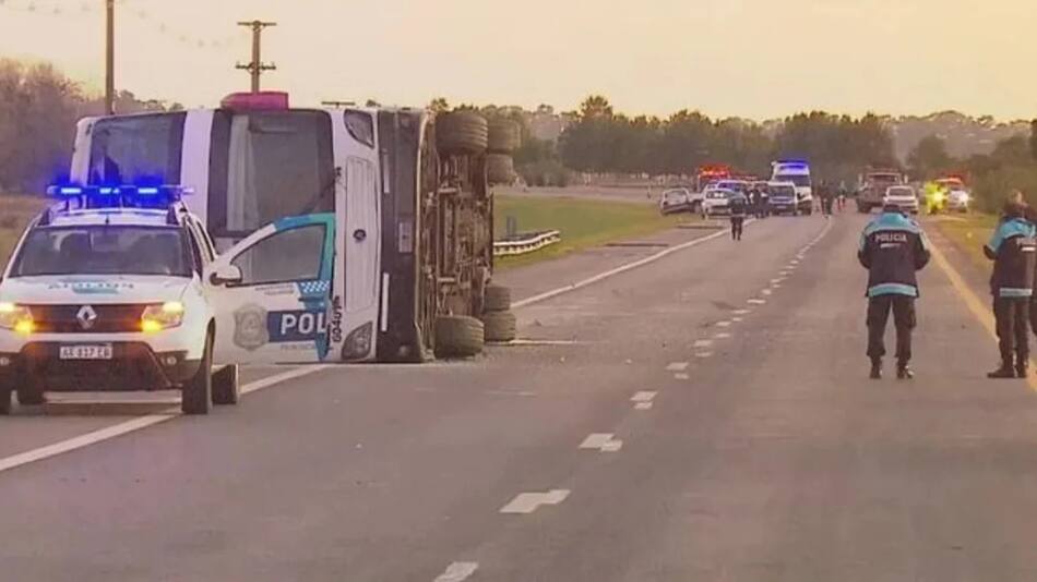 Vuelco del micro en Ruta 2. Foto: NA.