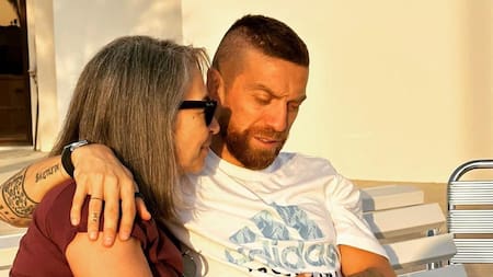 El Papu Gómez junto a su madre. Foto: Instagram @movillaverde.