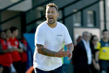 Cristian Fabbiani perdió en su debut como DT de Riestra. Foto: Télam