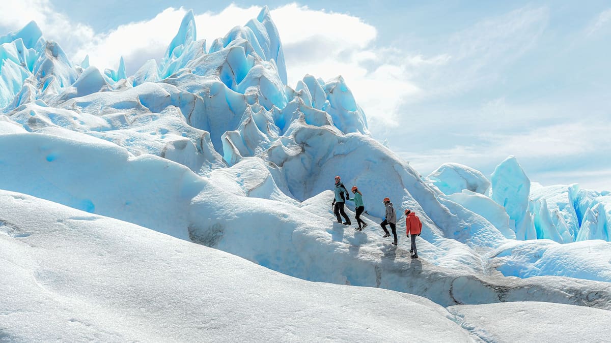 Una excursión muy exclusiva: caminar por la superficie del glaciar Perito Moreno.