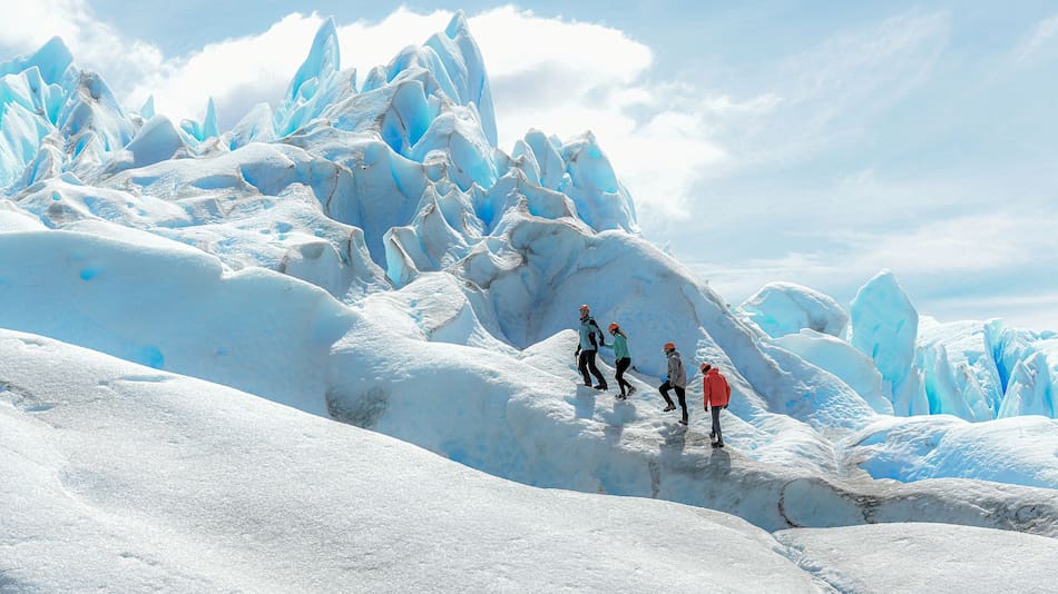 Una excursión muy exclusiva: caminar por la superficie del glaciar Perito Moreno.