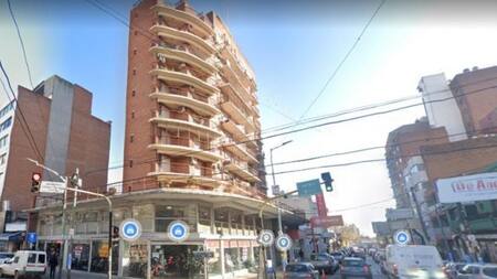 Edificio desde donde cayó una joven al vacío en Morón. Foto: NA