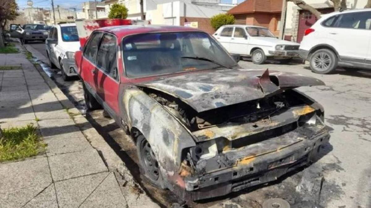 Auto incendiado en Balcarce. Foto: NA.