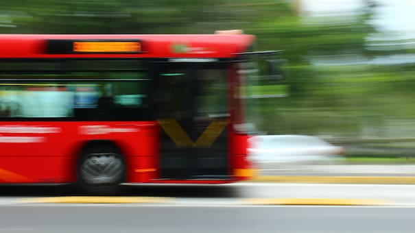 Polémica medida en el Metrobús: los pasajeros tendrán que abandonar su mochila y no podrán viajar con ella