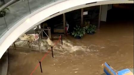 Se rompió un caño maestro de agua en San Telmo y se inundó parte del edificio de Torneos
