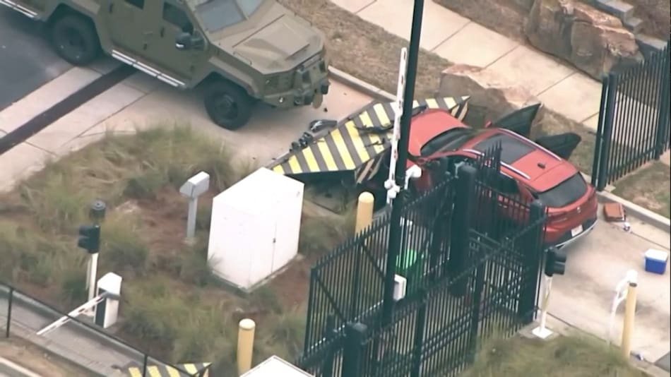 Un auto impactó contra la puerta de ingreso de la sede del FBI en Atlanta. Foto: Captura Reuters.