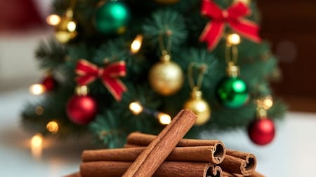 Ritual de canela en el árbol de Navidad