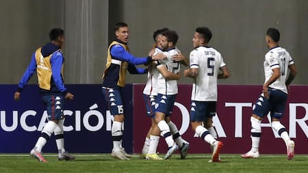 Festejo de Vélez ante Unión La Calera por la Copa Libertadores