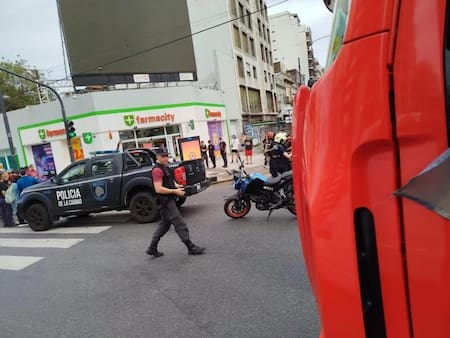 Accidente de una camioneta que se incrustó en una farmacia de Parque Centenario.