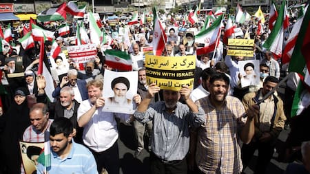 Iraníes se manifiestan contra Israel alzando retratos y banderas propias y palestinas, en Teherán, Irán. Foto: EFE