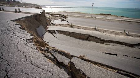 Derrumbe y grieta en la ruta nacional 3 en Comodoro Rivadavia. Foto: Telam.