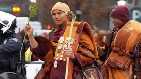 “Walk for peace”: la peregrinación budista avanza hacia Rolesville a pesar de la intensa nieve en Estados Unidos