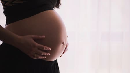 Una mujer con muerte cerebral dio a luz a su hijo por una ley antiaborto en Estados Unidos