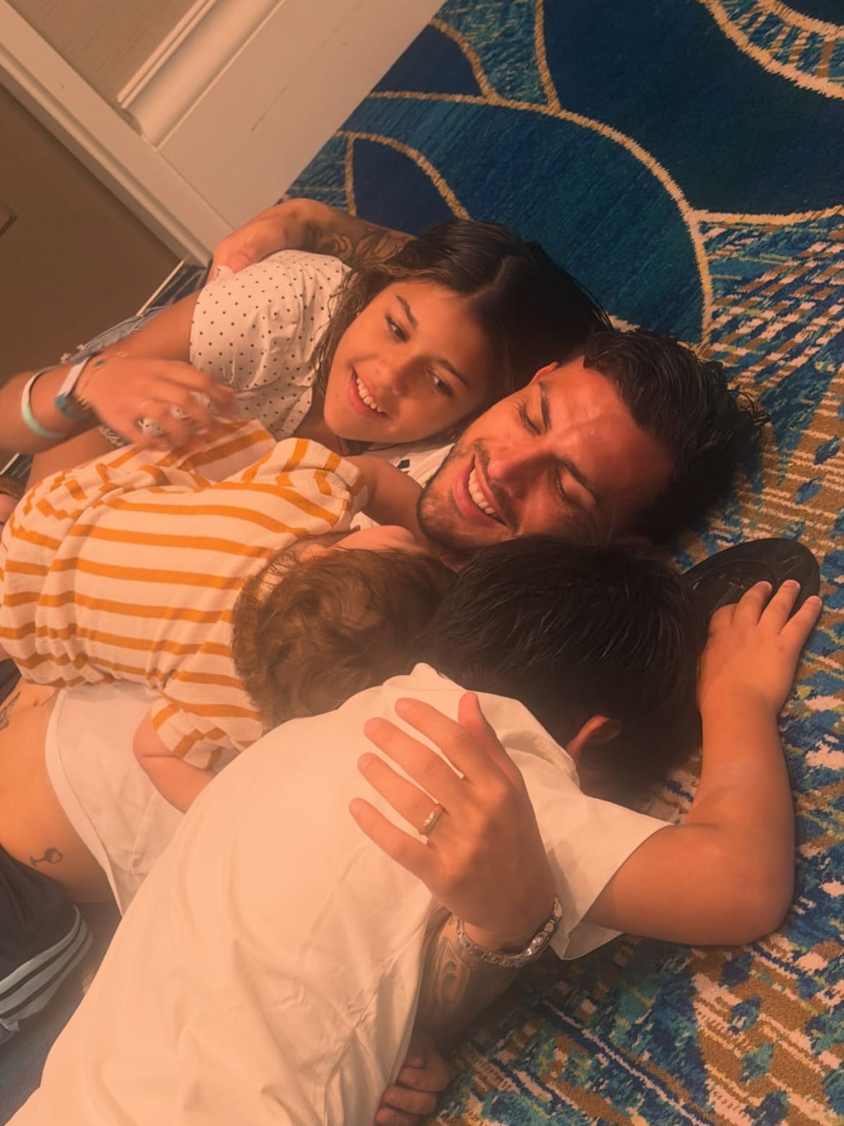 Leandro Paredes junto a Camila Galante y sus hijos