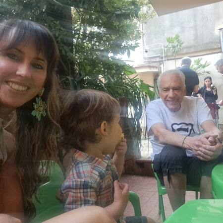 Estefanía Pasquini y Alberto Cormillot junto a su hijo. Foto: Instagram.