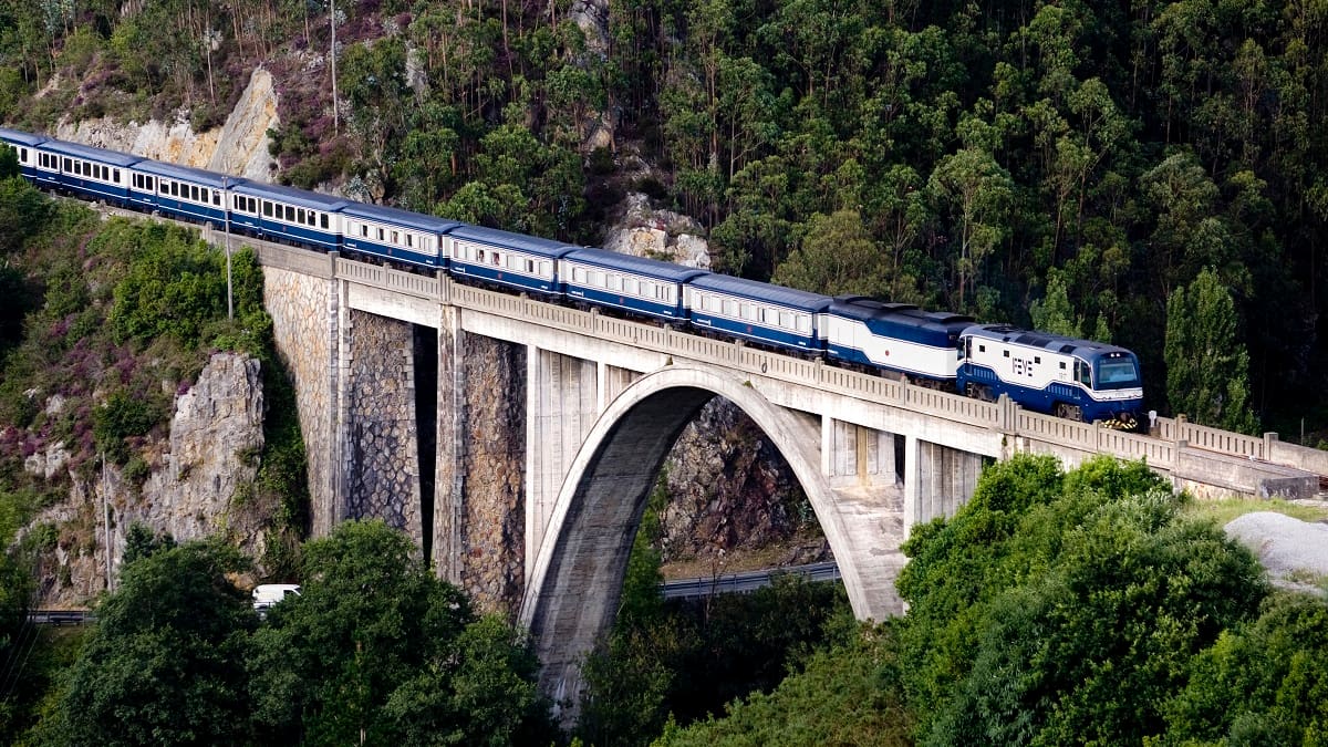 Los 5 trenes turísticos más espectaculares de España: viajes lentos, paisajes únicos y lujo sobre rieles
