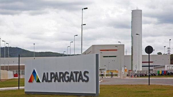 Alpargatas y un ajuste cada vez más profundo: más cierres de fábricas y despidos