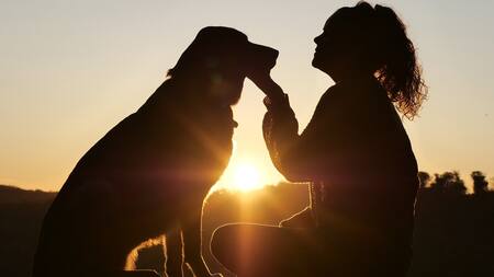 La compañía de un perro ayuda a la ansiedad y la depresión de una mujer. Foto: Pexels.